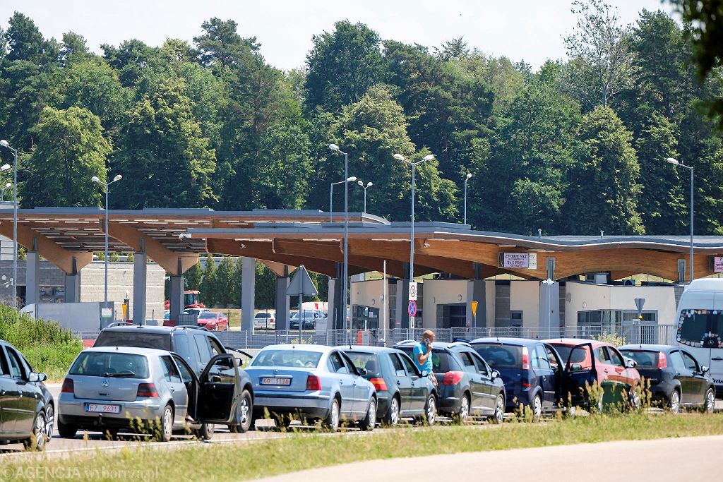 Багатоденні черги і спека: на польському кордоні в українця стався удар, ще один чоловік помер