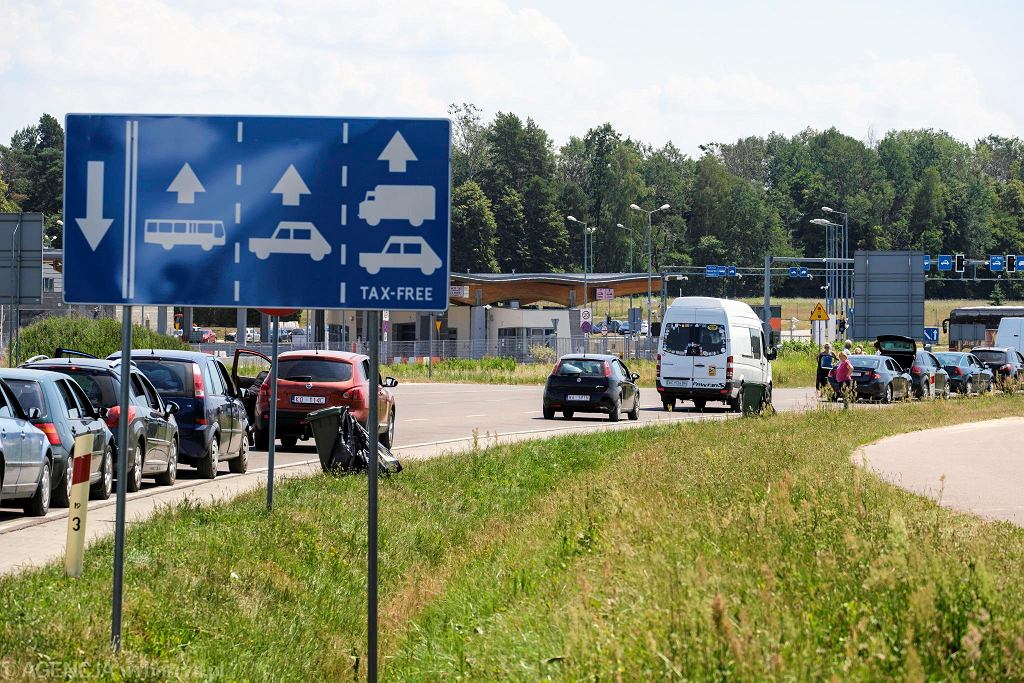 Багатоденні черги і спека: на польському кордоні в українця стався удар, ще один чоловік помер