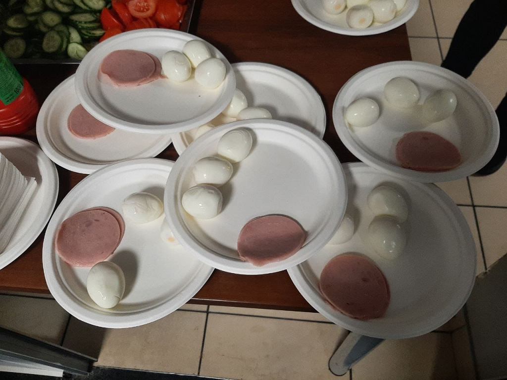 Цвіль, нестача їжі та погрози: українці скаржаться на умови в центрі для біженців у Варшаві (фото)