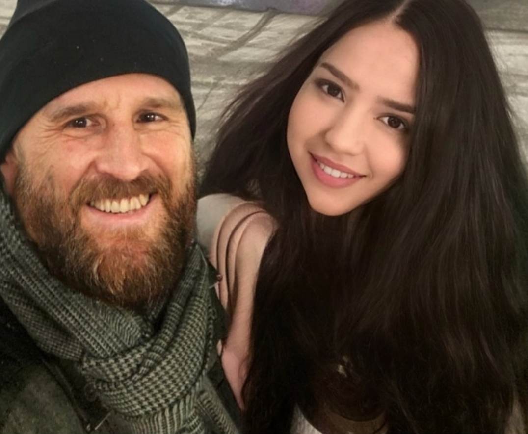 На Закарпатті 20-річна дівчина дала притулок 60-річному переселенцю і чекає від нього дитину