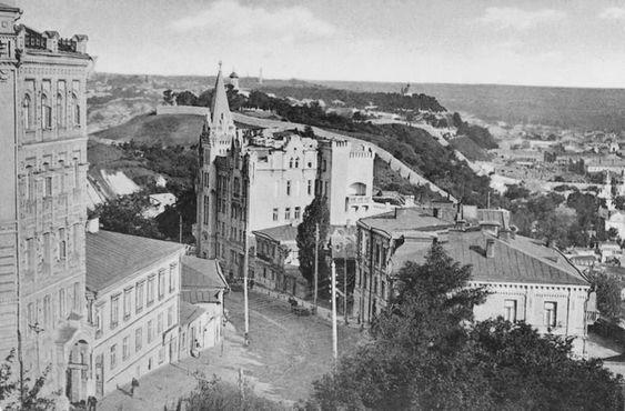 &quot;Беспредел в историческом центре города&quot;. На замке Ричарда в Киеве возводят незаконную надстройку (фото)