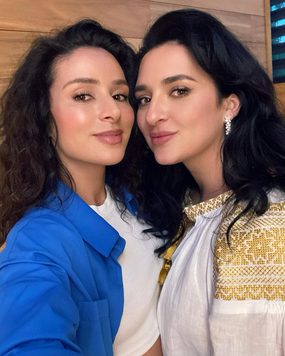 Злата Огневич показала редкое фото с сестрой и вспомнила их детство в Крыму