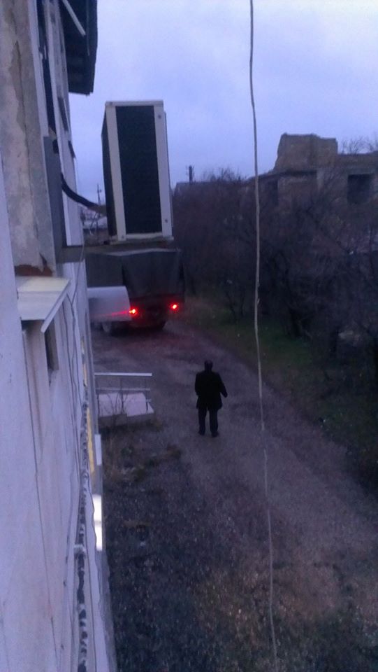 В Симферополе военные заблокировали здание ГТРК