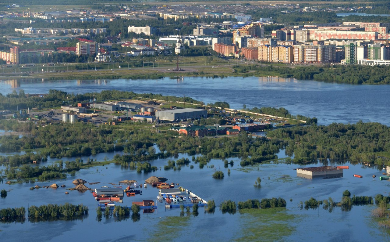 Российский город Нефтеюганск затопило нефтью. ФОТО