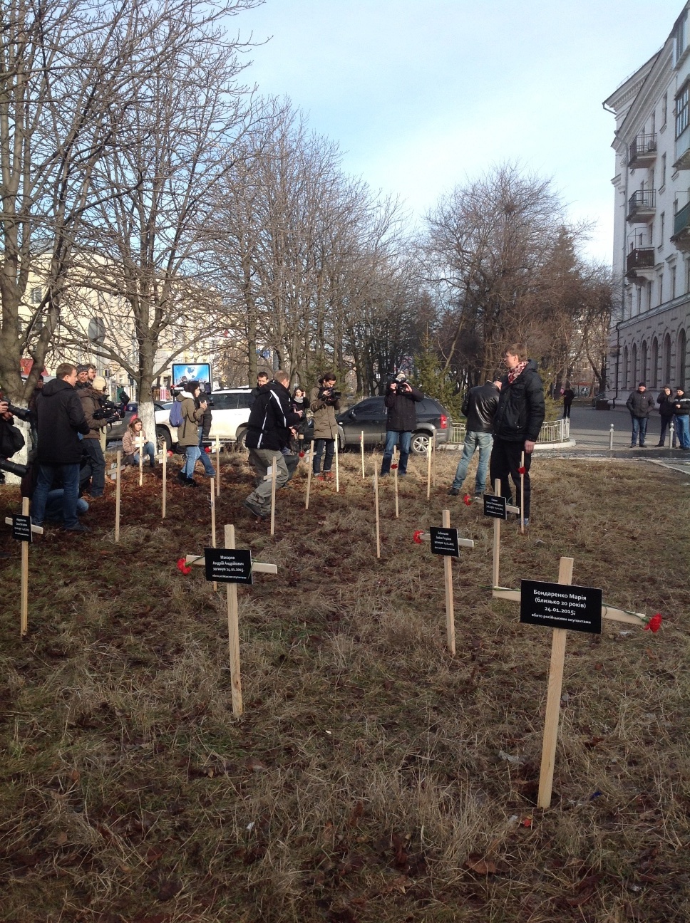 В Киеве у посольства РФ активисты установили кресты в память о погибших в Мариуполе