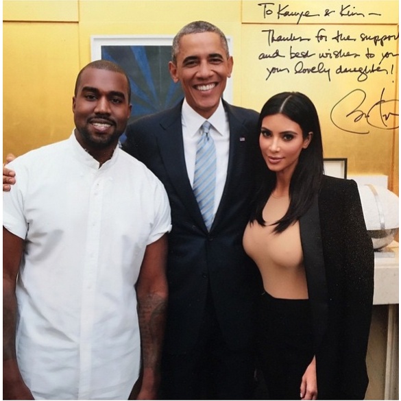 Ким Кардашьян попозировала с Президентом США в откровенной блузке. ФОТО