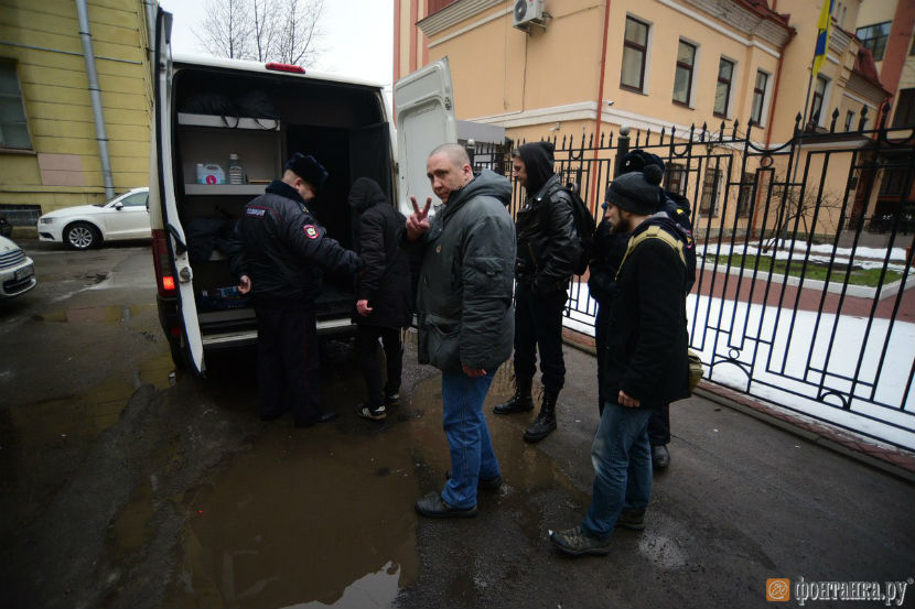 В Петербурге консульство Украины забросали яйцами и файерами