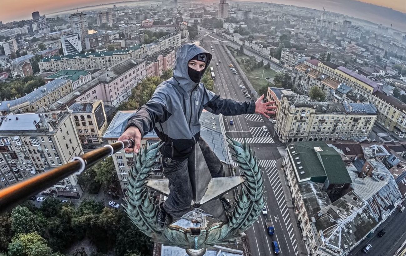 Руферы встретили рассвет на "Доме со шпилем" в Харькове: как это было
