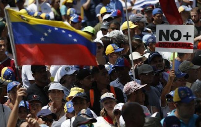 Полиция Венесуэлы применила слезоточивый газ на карнавале