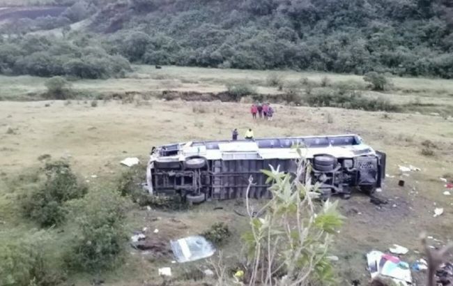 В Эквадоре пассажирский автобус упал в пропасть, 11 погибших