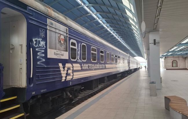 "Отвага нации" на рельсах: "Укрзализныця" запустила уникальный поезд-галерею по Европе