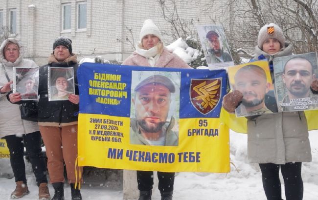 "Я бачив, він живий": історії родин, які чекають своїх з полону на кожному обміні