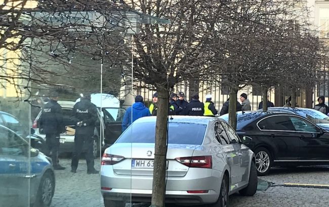 У Варшаві невідомий на авто намагався прорватися до президентського палацу