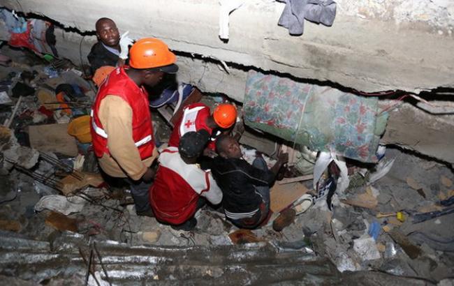 В результаті обвалення багатоповерхового будинку в Кенії загинули 17 осіб