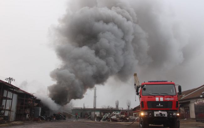 У Хмельницькому сталася масштабна пожежа на базі автозапчастин
