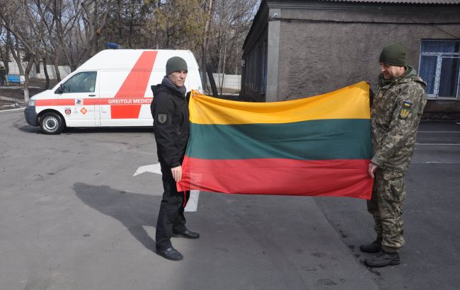 Литовские волонтеры передали оборудование для мобильного госпиталя в Мариуполе