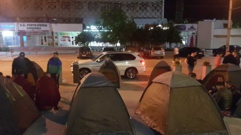 У Молдові невідомі розгорнули намети біля держустанов