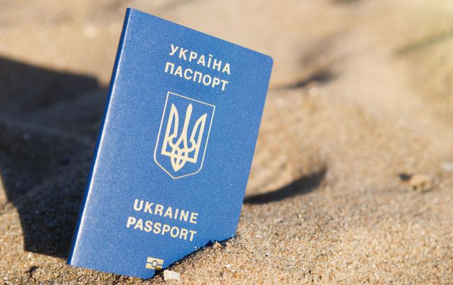 Украинцы теперь могут оформить паспорта в Словакии и Чехии
