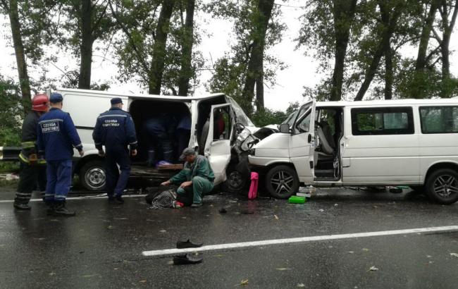 В Харьковской области столкнулись 2 микроавтобуса, есть погибшие и раненые