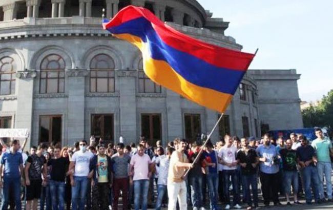У Вірменії мітингувальники заблокували будівлі судів