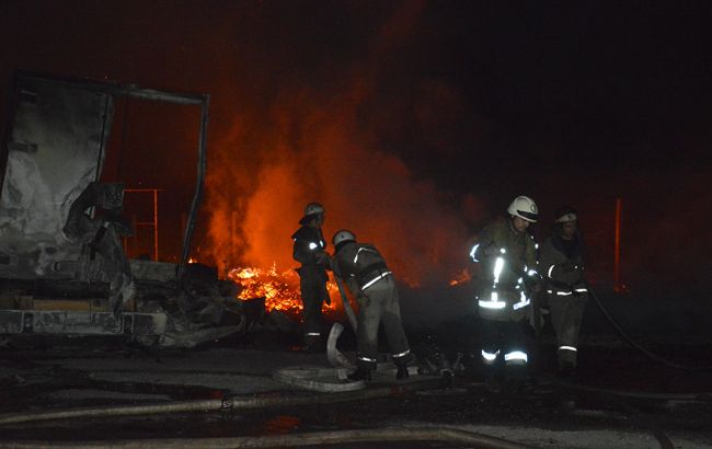 Пожар в Днепре: сгорели 2 микроавтобуса и 2 грузовика
