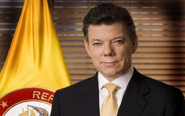 В Колумбии президент подписал мирное соглашение с главой повстанцев