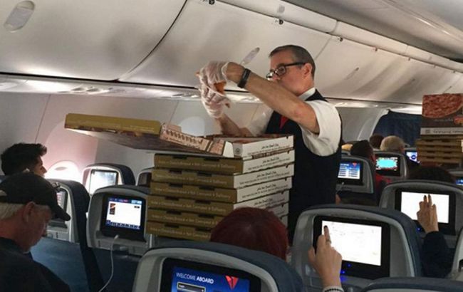 Пилот задержанного рейса заказал пиццу для пассажиров прямо в самолет