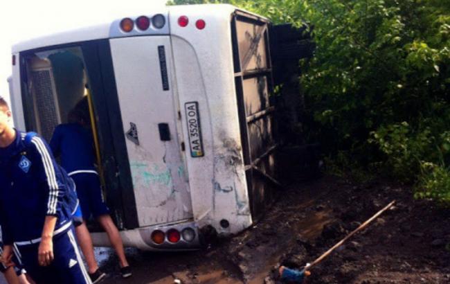 По дорозі в Дніпро перекинувся автобус з юнацькою командою "Динамо"