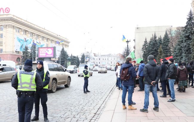 В Харькове возле ОГА митинг закончился дракой, неизвестные распылили слезоточивый газ