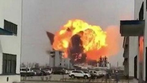 Появилось видео взрыва на химзаводе в Китае