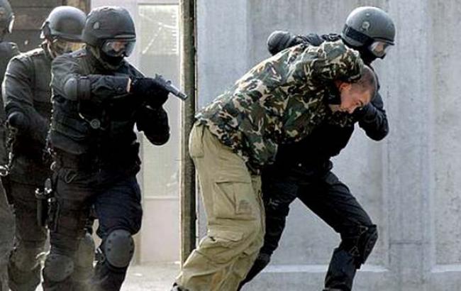 В Донецкой обл. задержаны двое парней, совершавших преступления под видом военных