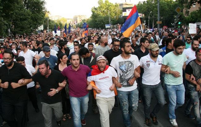 В Армении оппозиция покинула здание парламента из-за разгона протестующих