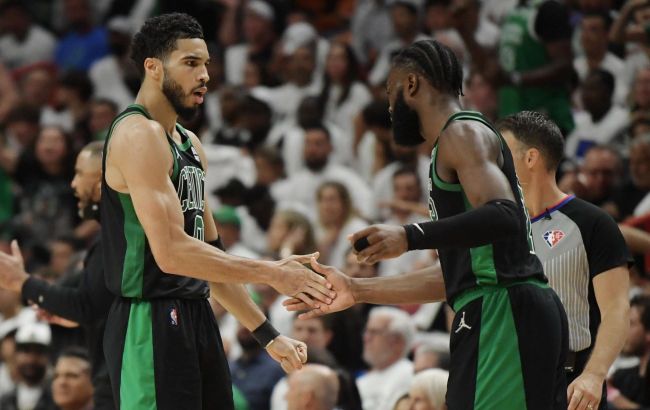 Дуэт лидеров "Бостона" образцовым аллей-упом не спас от неудачи: момент дня в НБА