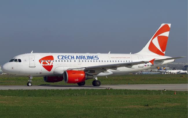 Самолет Czech Airlines после отказа двигателя совершил экстренную посадку в Амстердаме