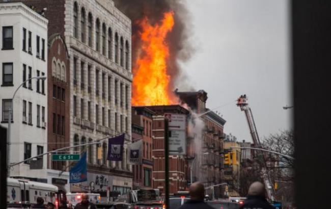 Из-за пожара в Нью-Йорке обрушилось три здания, ранены 19 человек