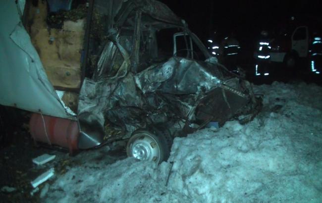 В Харькове грузовик врезался в мусоровоз: двое людей сгорели в машине