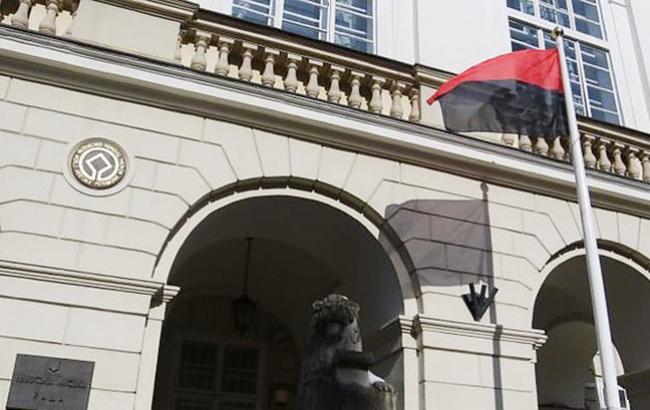 Горсовет Львова постановил вместе с государственным поднимать красно-черный флаг