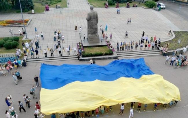 В Житомире развернули огромный украинский флаг