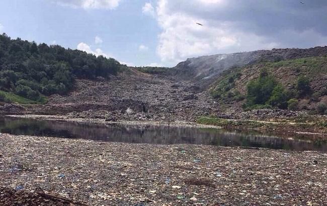 На звалищі під Львовом шукають зниклого чоловіка і гасять місця задимлень
