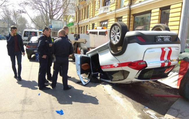 В Одесі в результаті аварії перекинулася машина ДСНС, є постраждалі