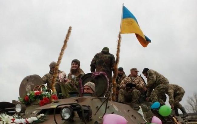 Украинские бойцы использовали БМП вместо свадебного лимузина