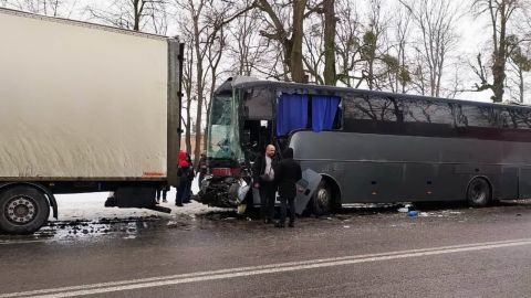 На трассе под Винницей в ДТП попали две машины, автобус и четыре фуры