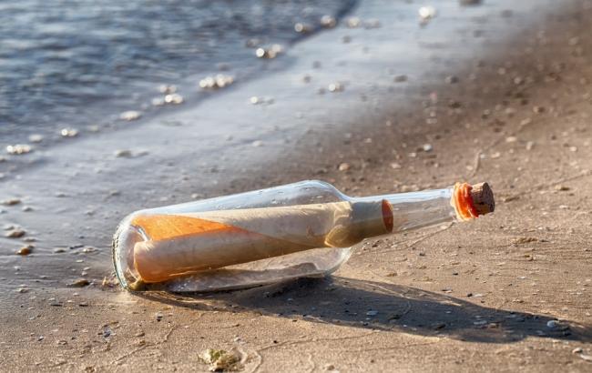 Моряк знову побачив пляшку з запискою, яку кинув в океан 34 роки тому