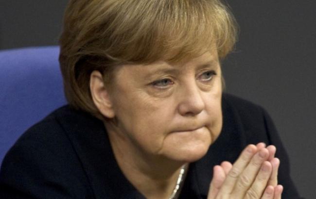 Меркель призвала Путина содействовать началу отвода техники в зоне АТО