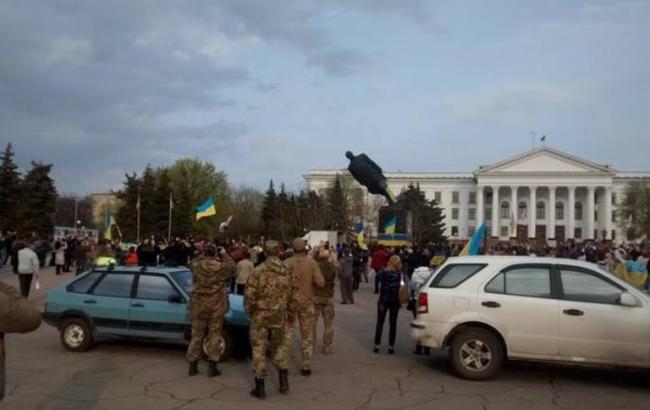 В Краматорске снесли памятник Ленину
