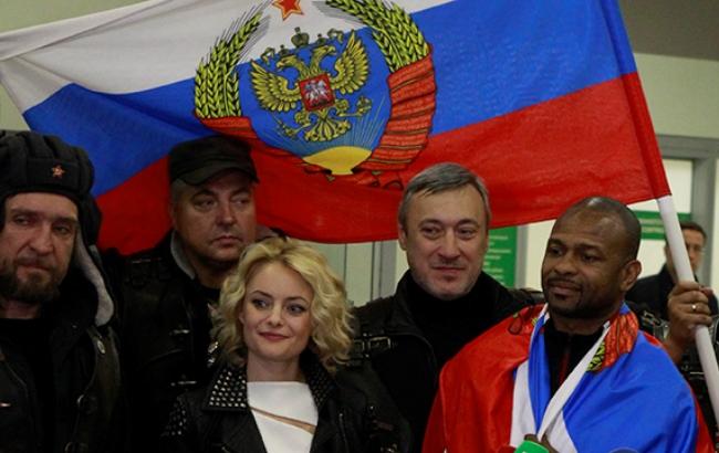 "Братских народов союз вековой": байкер Хирург спел боксеру Рою Джонсу гимн РФ