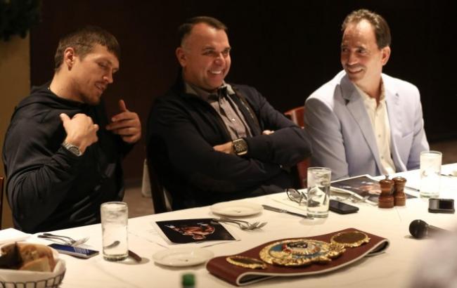 "Мама, прости": Усик рассказал о своих непростых отношениях с английским