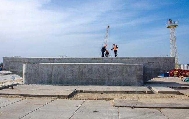 Через рік після початку будівництва встановлена перша опора Керченського мосту
