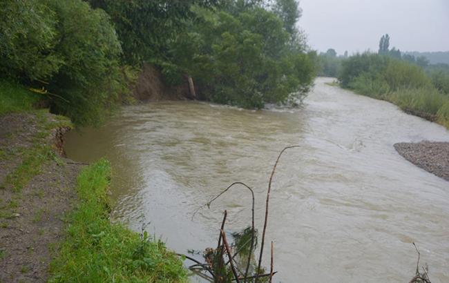 Об'їзду немає: у Чернівецькій області жителі через зливи відрізані від цивілізації