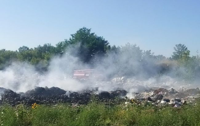 У Харківській області горить сміттєзвалище 
